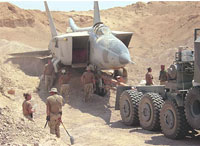Даже такая маскировка не помогла - американцы нашли и откопали МиГ-25Р ВВС Ирака (Foxbat-B), авиабаза Эль-Таккадум.
