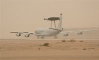 Во время ''Операция ''Шок и трепет'': самолет ДРЛО и У Е-3 взлетает с аэродрома передового авиационного базирования во время песчаной бури, разыгравшейся на ТВД в 20-х числах марта 2003 г.