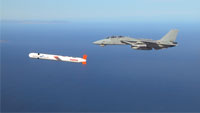 Крылатую ракету морского базирования ''Томахок'' сопровождает в полете самолет ВМС F/A-18 Super Hornet.
