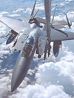 В небе Ирака. Истребитель F-15E Strike Eagle получает топливо от самолета заправщика КС-10 Extender (908-я экспедиционная воздушная заправочная эскадрилья). US Air Force