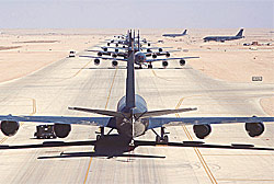 Значительный парк самолетов-заправщиков существенно увеличивает боевые возможности ВВС США. На снимке - КС-135 во время операции ''Щит пустыни'', 1990 г. US Air Force